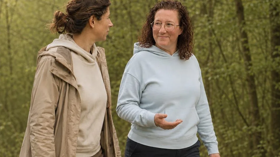 Elisabeth Frisch im Gehen im Gespr&auml;ch mit einer Mutter